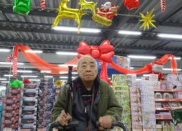 店内のクリスマス装飾と一緒に写る利用者さん