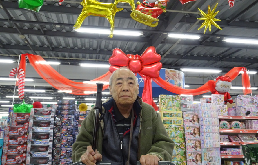 店内のクリスマス装飾と一緒に写る利用者さん