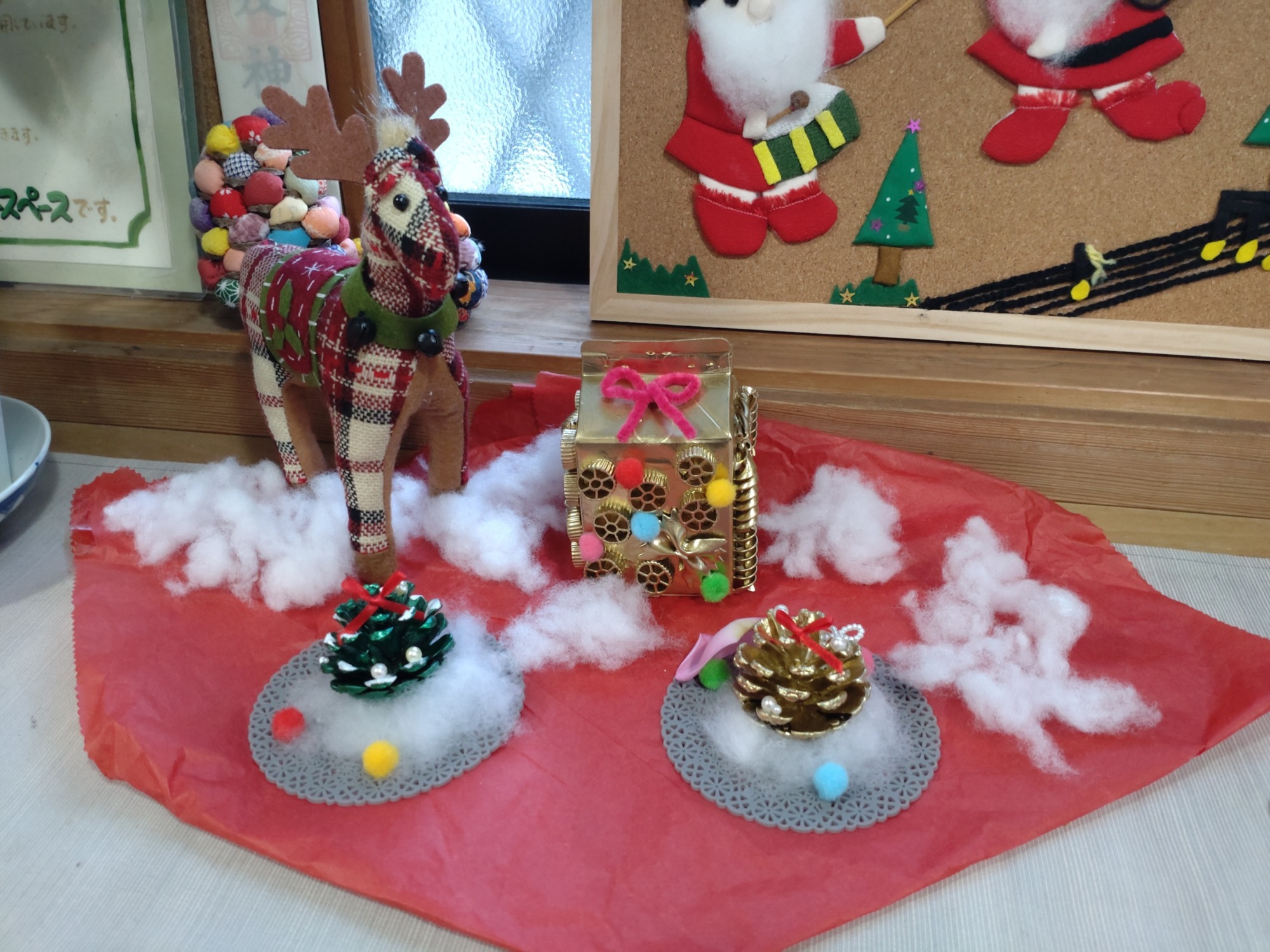 事務所の玄関のクリスマス飾り