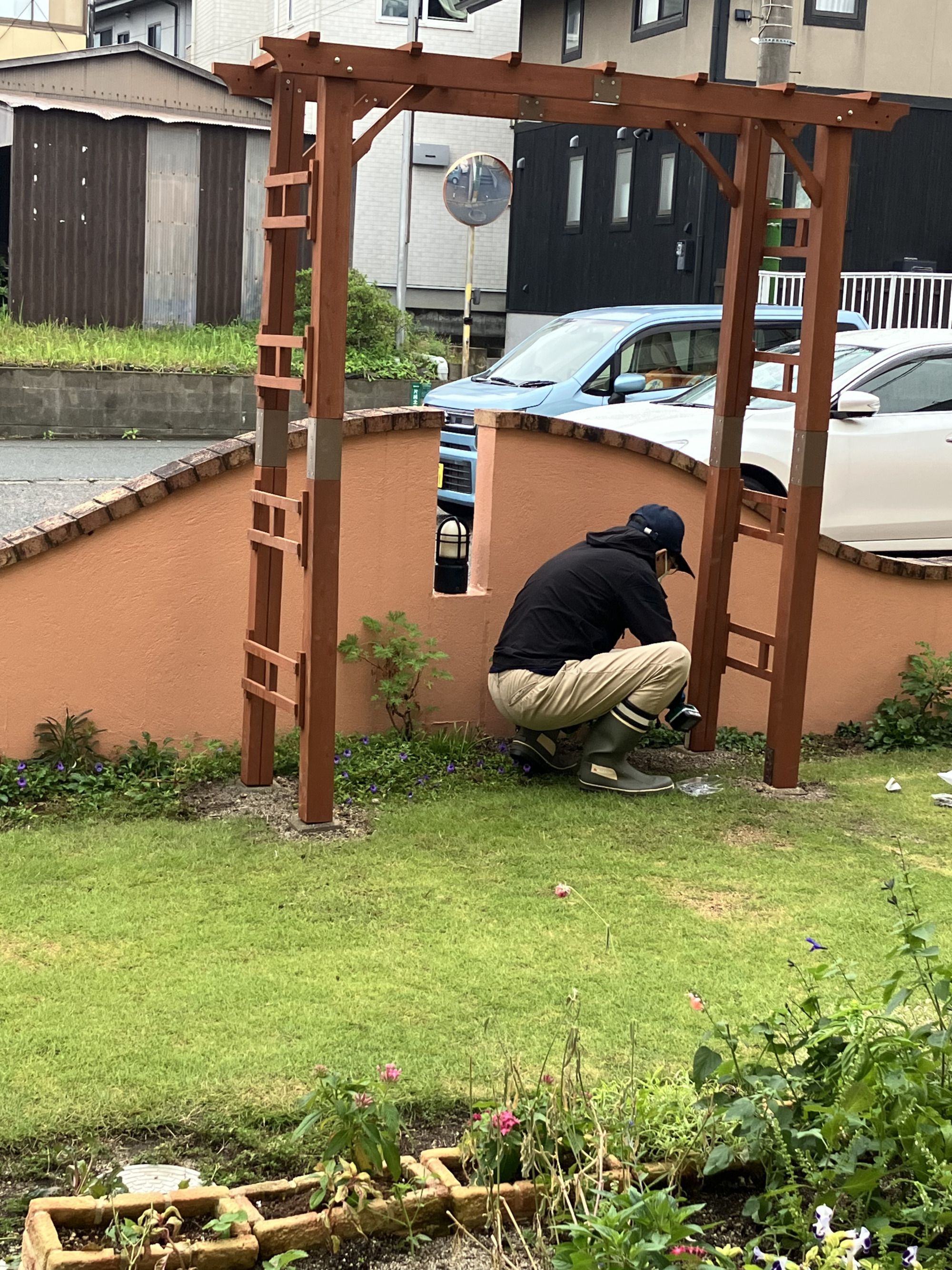 パーゴラを組み立てるワーカーのご主人