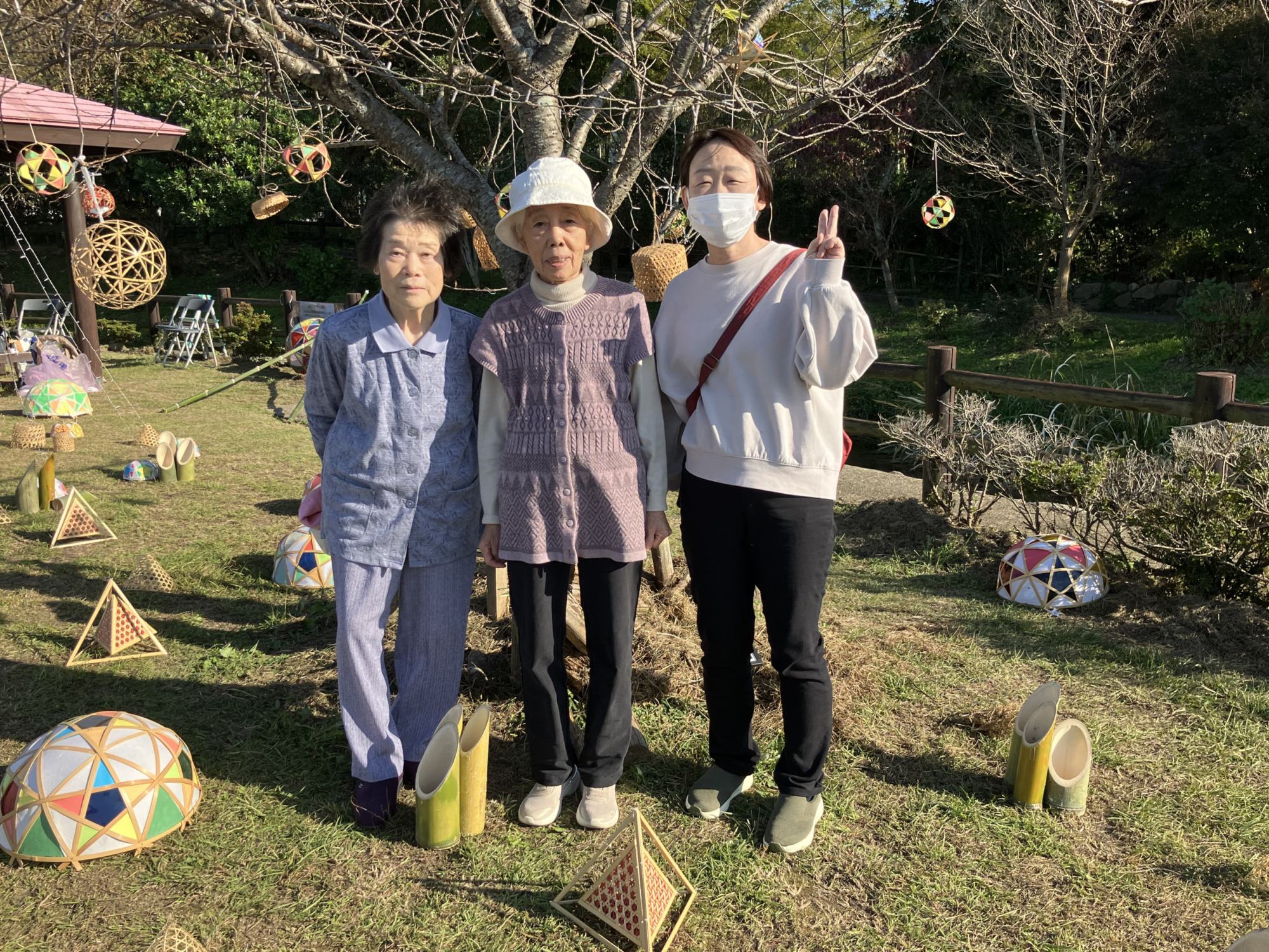 灯籠と一緒に撮った利用者さんとワーカーの写真