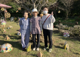 灯籠と一緒に撮った利用者さんとワーカーの写真