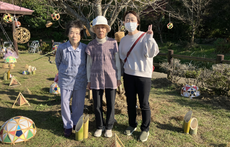 灯籠と一緒に撮った利用者さんとワーカーの写真