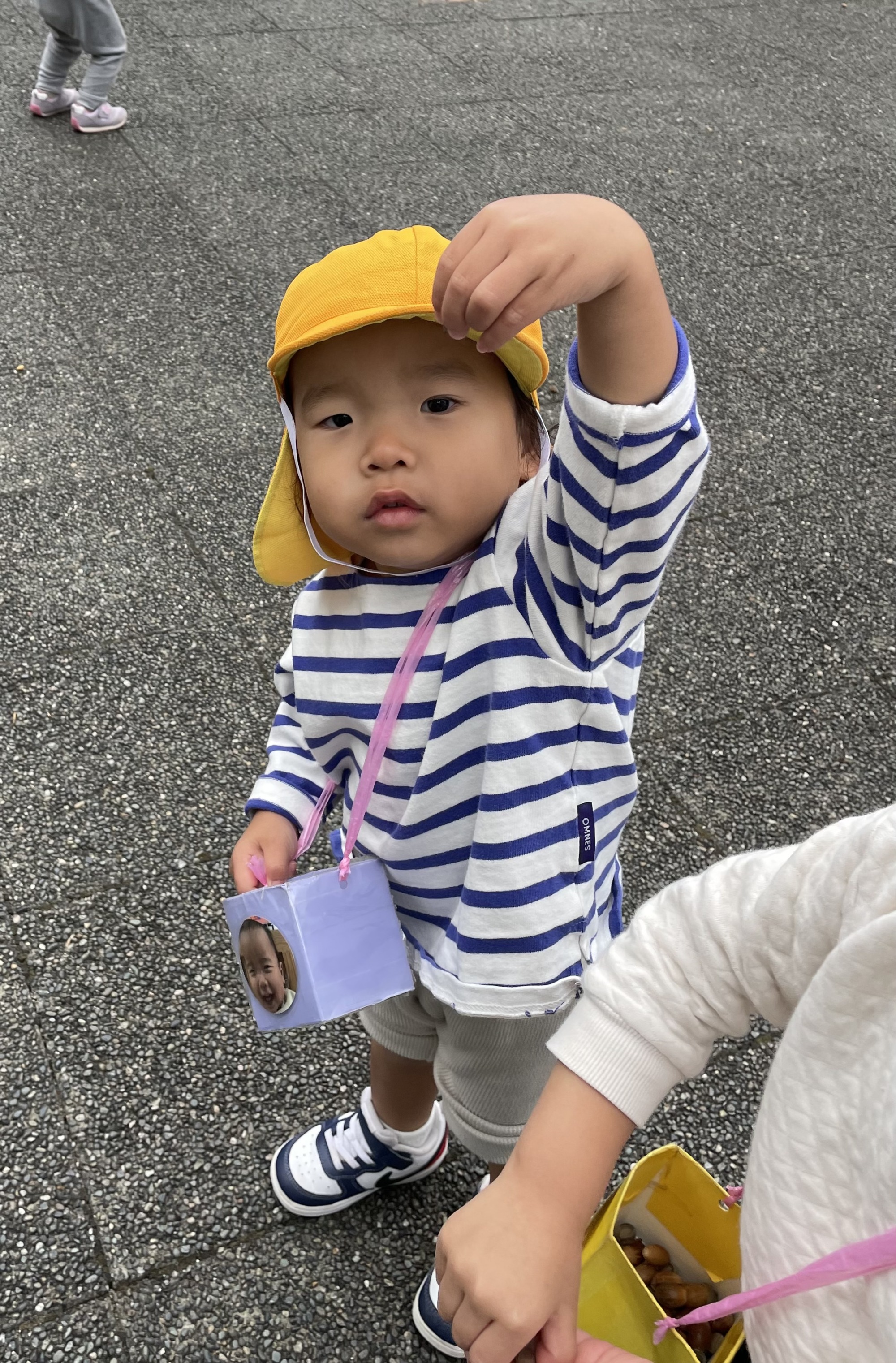 拾ったどんぐりを嬉しそうに先生に見せている様子