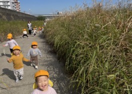 河川敷の遊歩道をみんなで走っている所