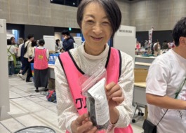 ワーカーがシーフードベジタブルを持って笑顔で販売している