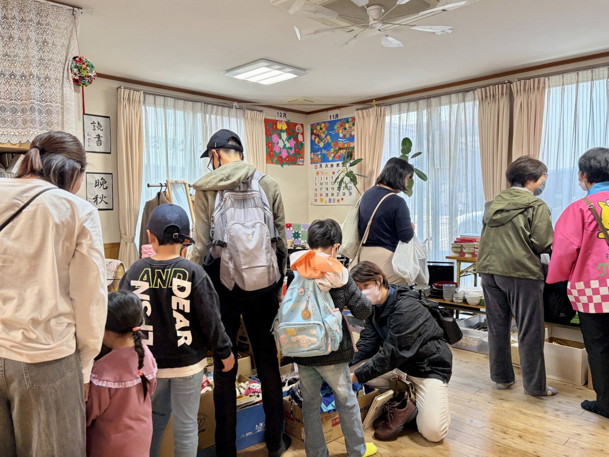 フリーマーケットでの買い物の様子