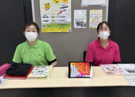 就職面談会にてお結び古賀新宮のブースにワーカー2人が座っている