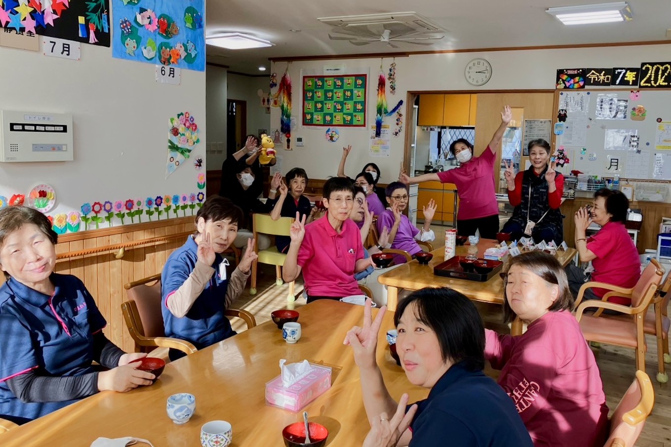 スタッフが集まってお茶を飲みながら反省会をする様子