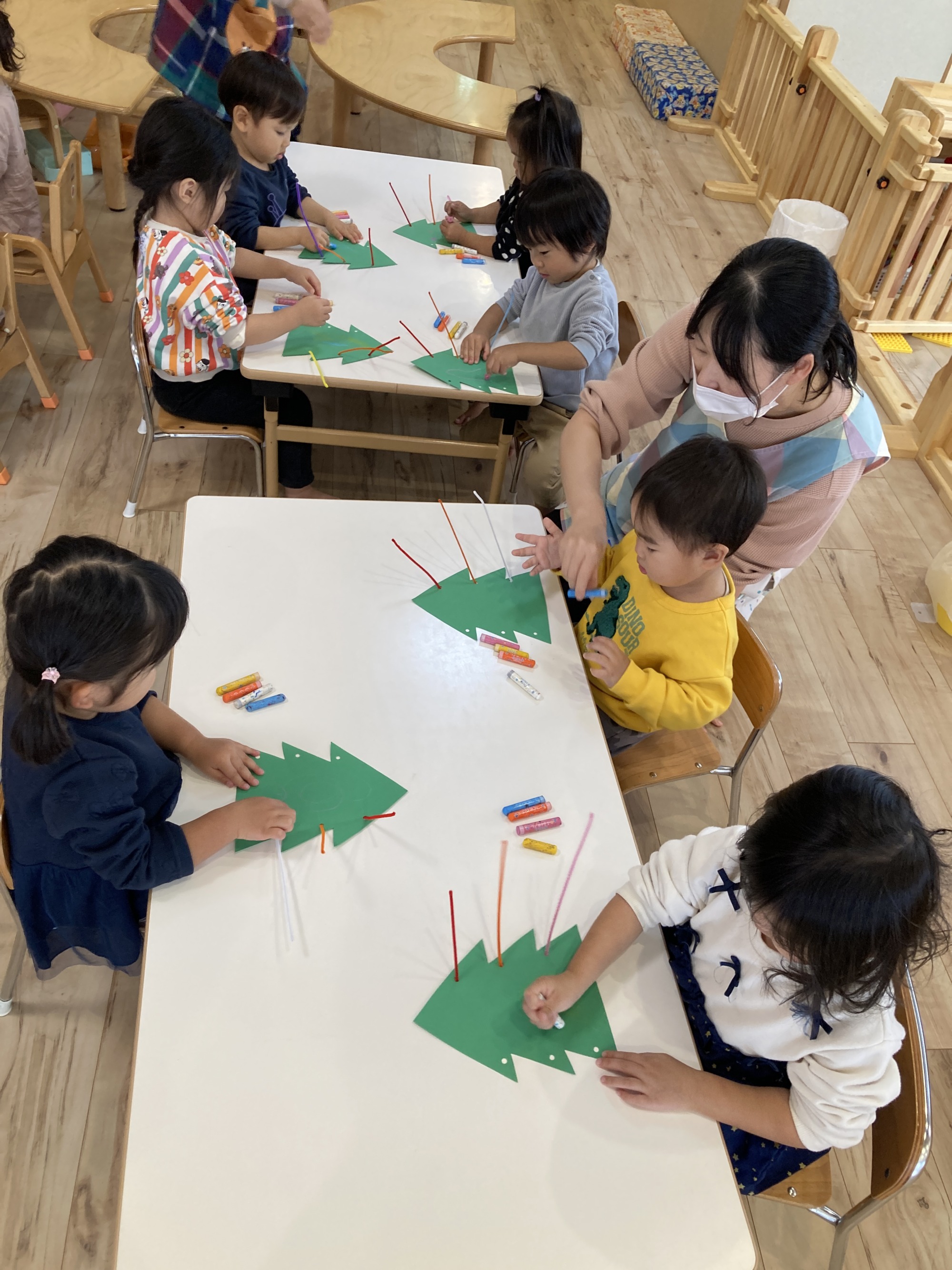 製作を楽しむ子どもたち　5枚