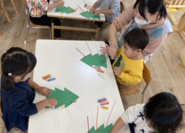 製作を楽しむ子どもたち　5枚