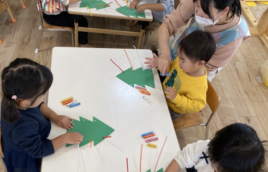 製作を楽しむ子どもたち　5枚