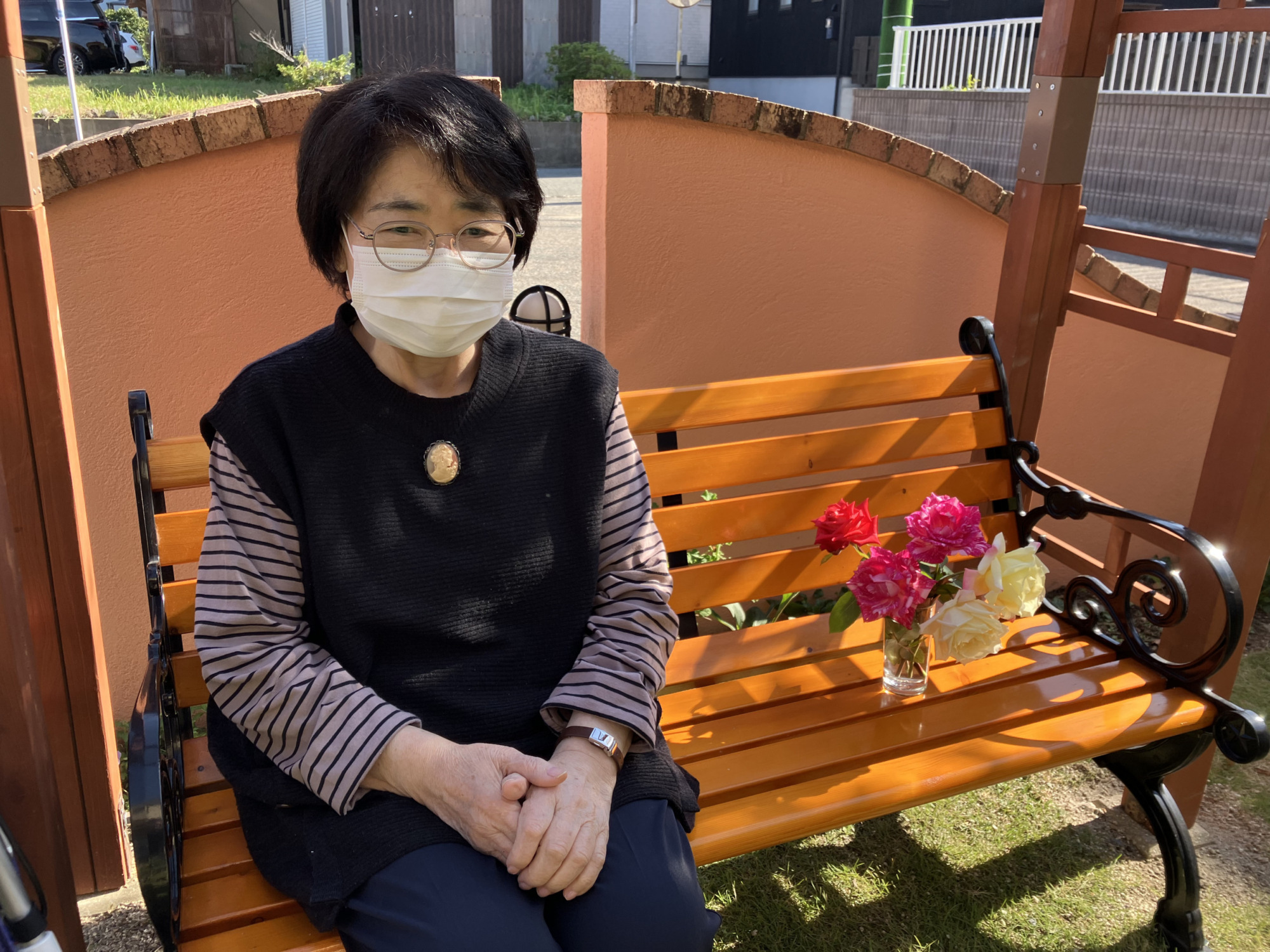 パーゴラのベンチでくつろぐ利用者さん