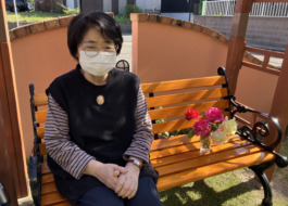 パーゴラのベンチでくつろぐ利用者さん