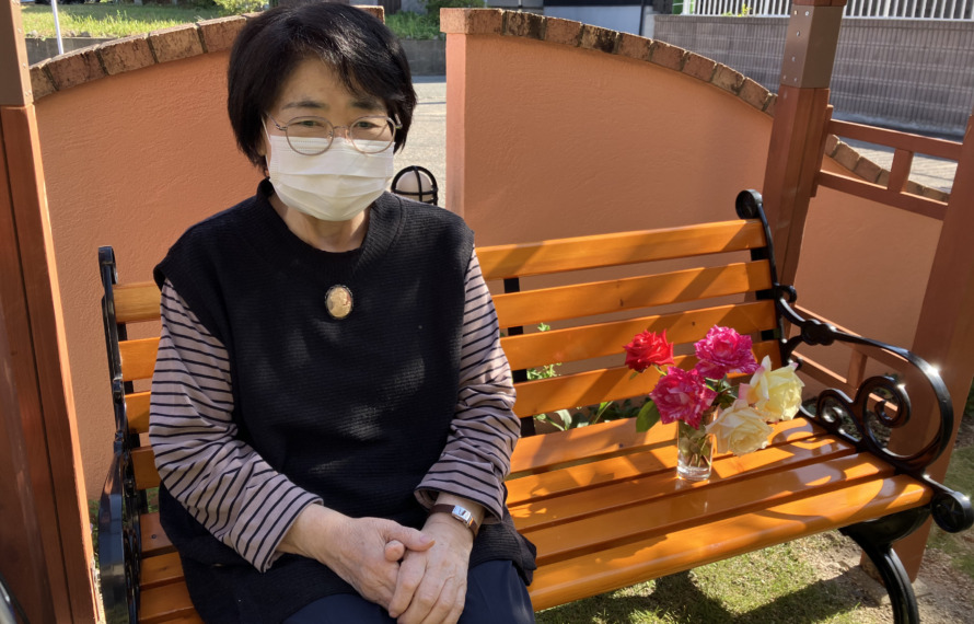 パーゴラのベンチでくつろぐ利用者さん