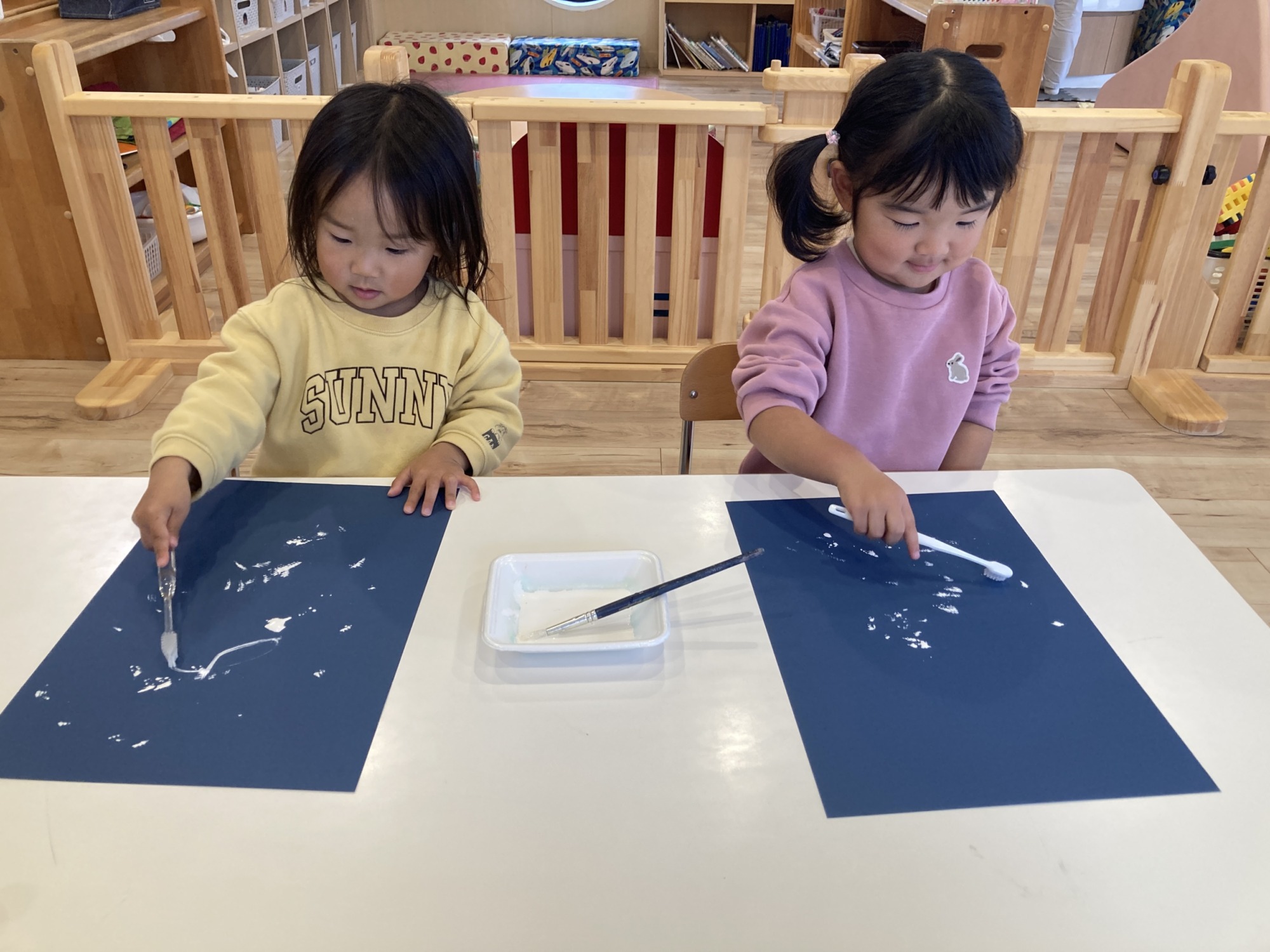 製作を楽しむ子どもたち　5枚