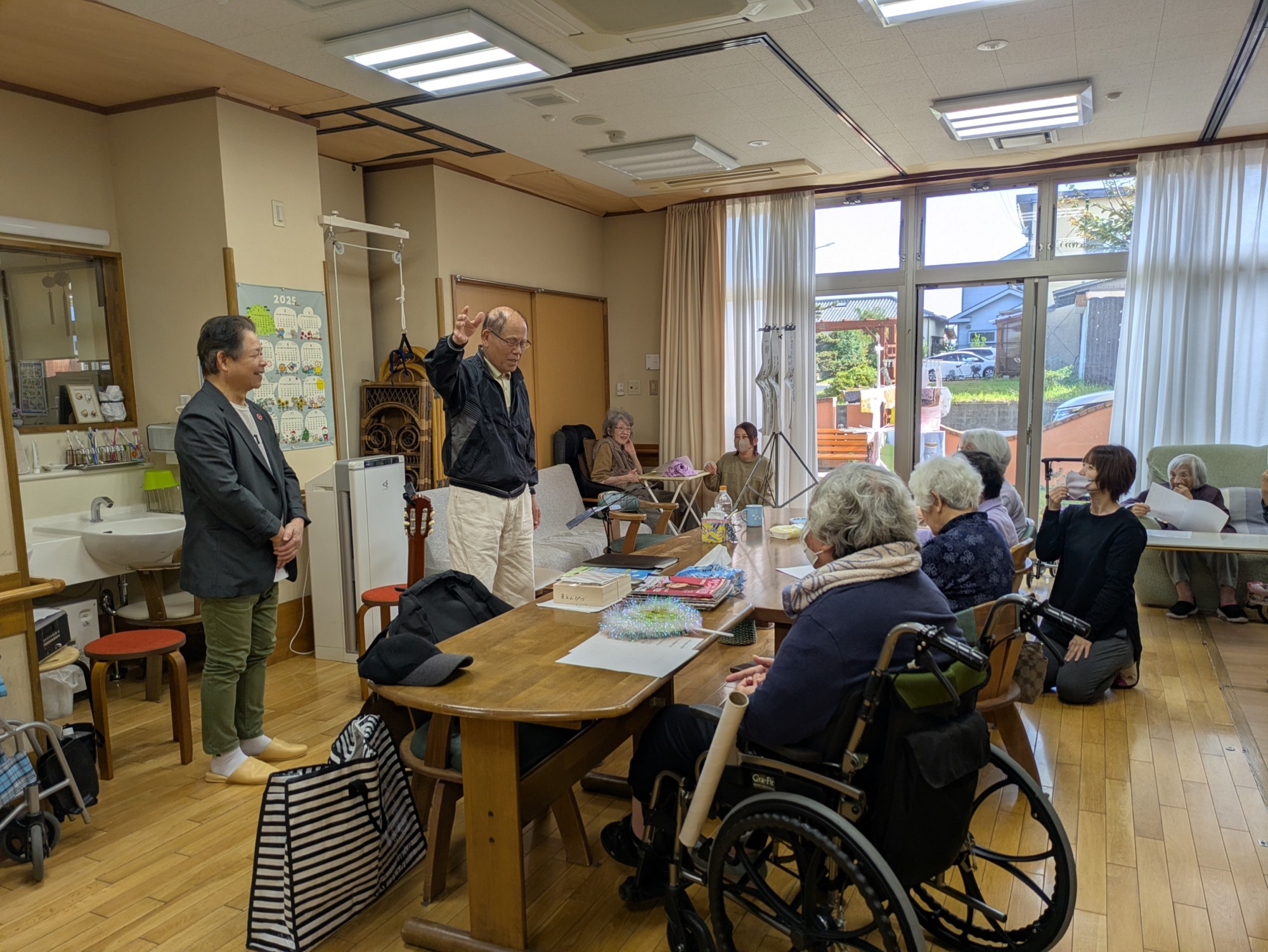 GG村上さんのトークを聞く利用者さんたち