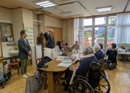 GG村上さんのトークを聞く利用者さんたち