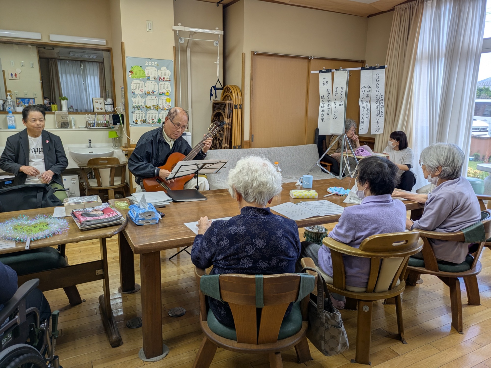 GG村上さんのギターに聴き入る利用者さんたち