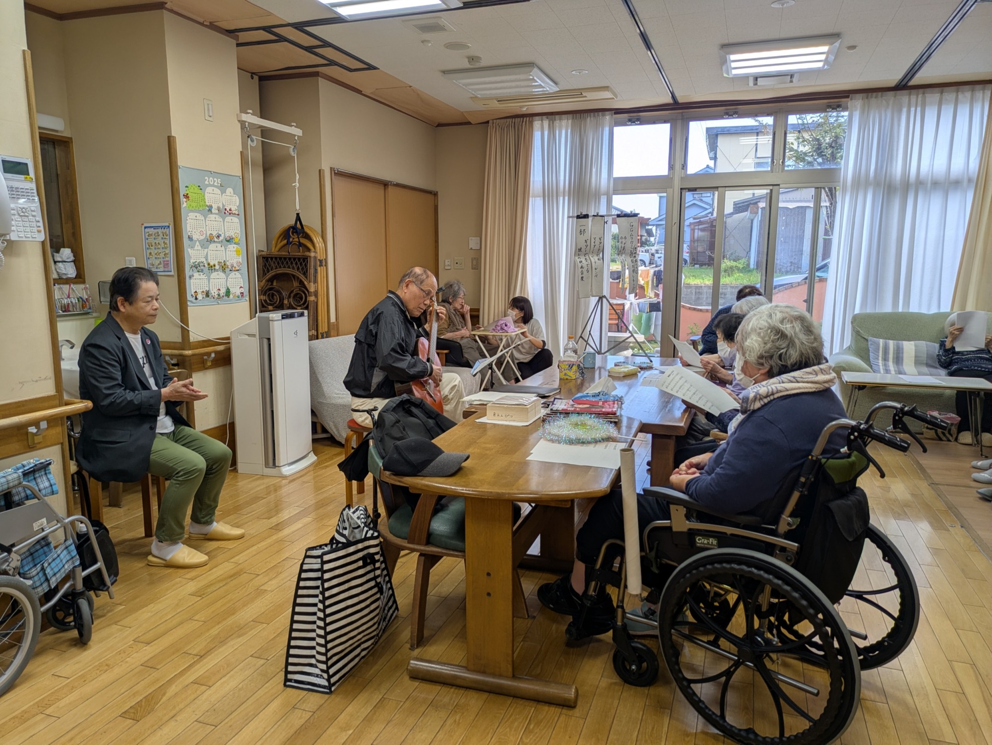 GG村上さんのギターを聴く利用者さんたち