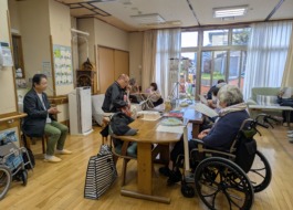 GG村上さんのギターを聴く利用者さんたち