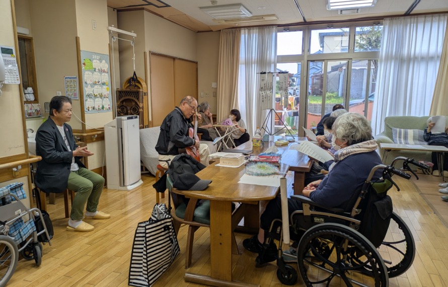 GG村上さんのギターを聴く利用者さんたち