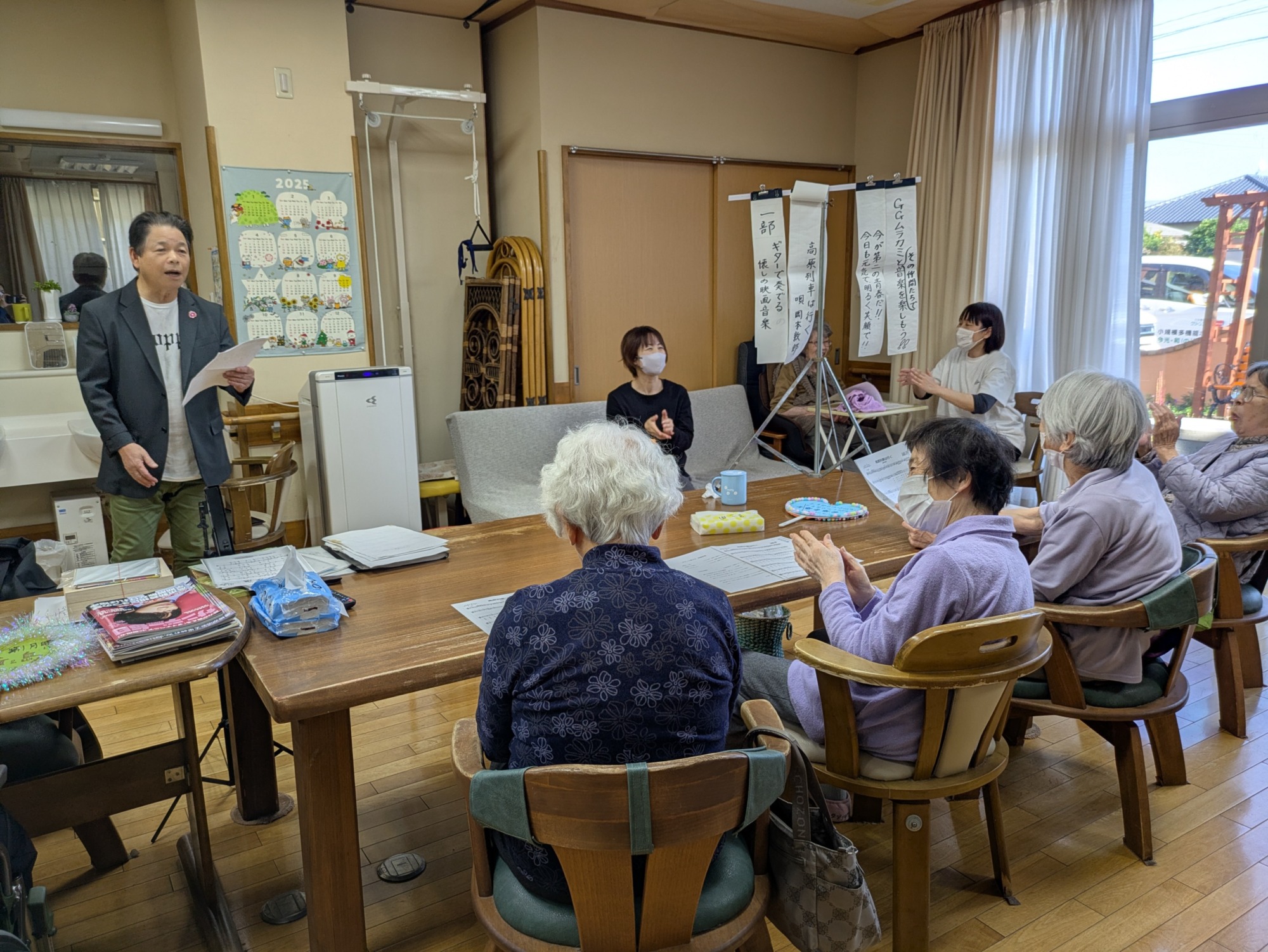島ちゃんの歌を聴く利用者さんたち