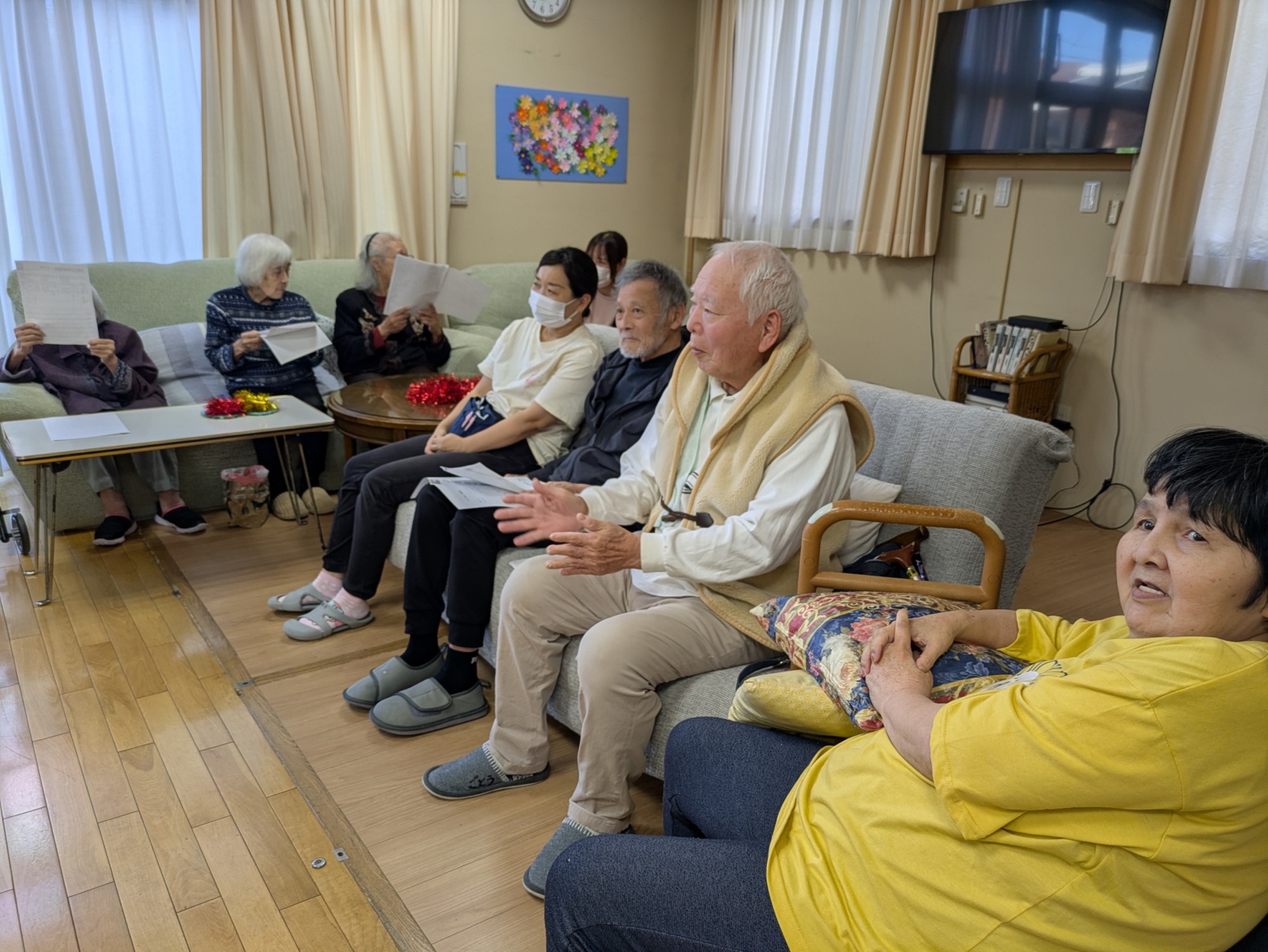 島ちゃんの歌を手拍子しながら聴く利用者さんたち