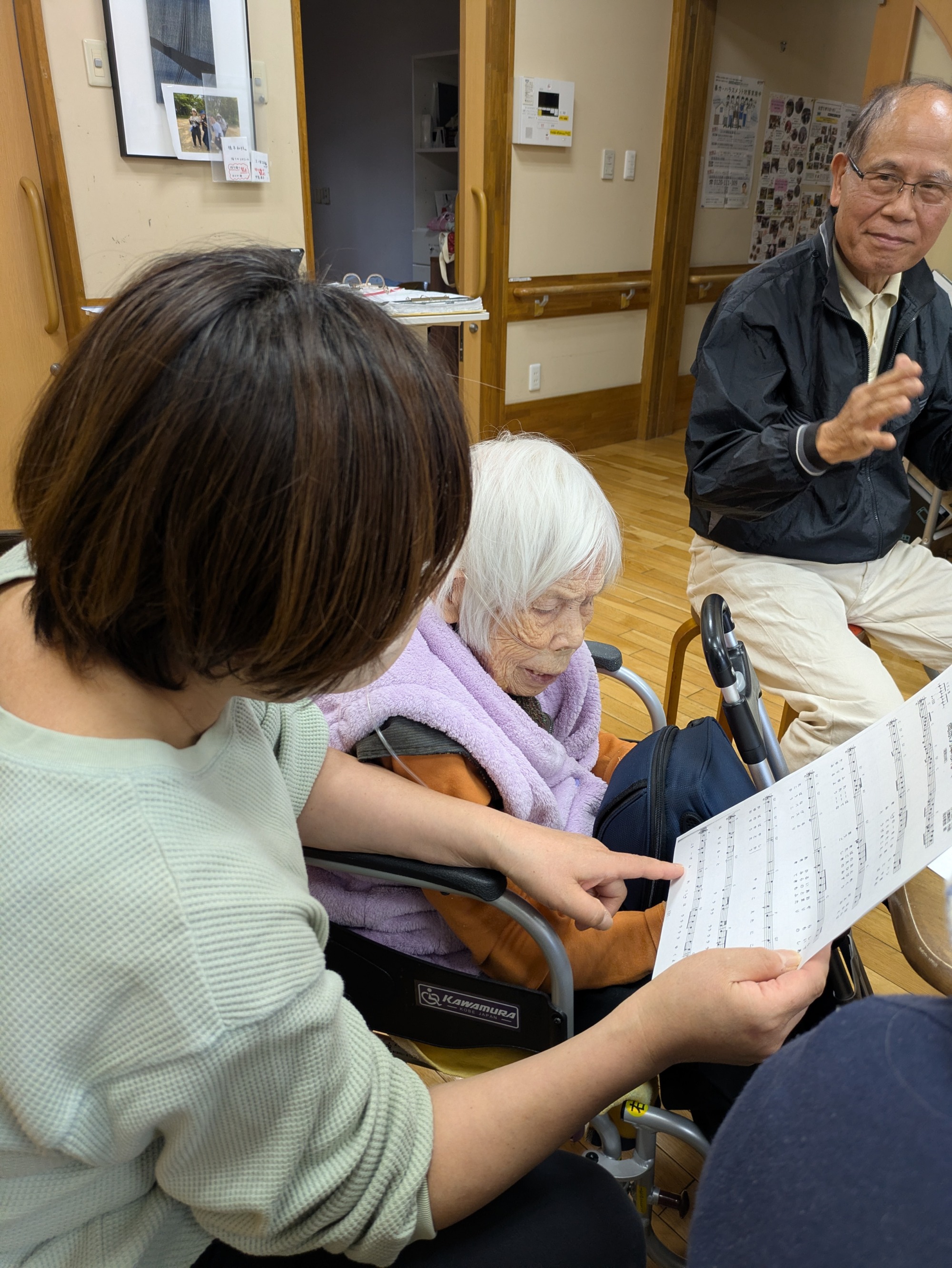 島ちゃんの歌を一緒に歌う利用者さん