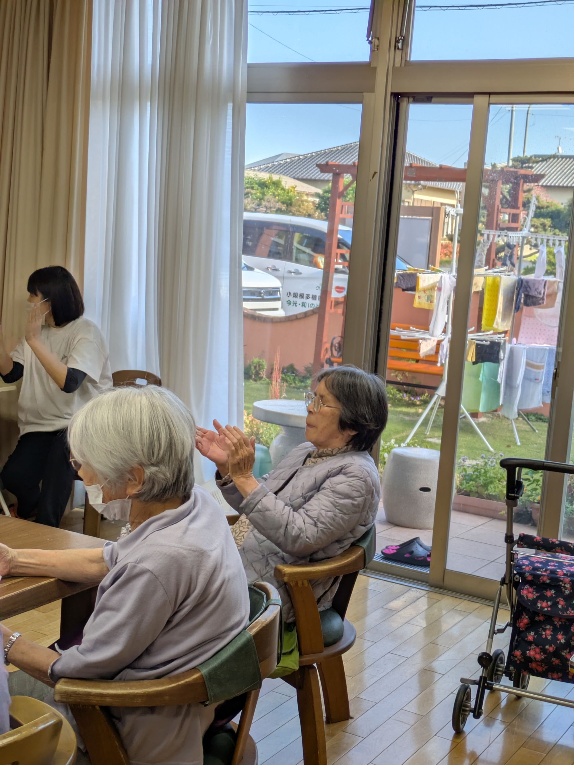 島ちゃんの歌に合いの手を入れる利用者さん