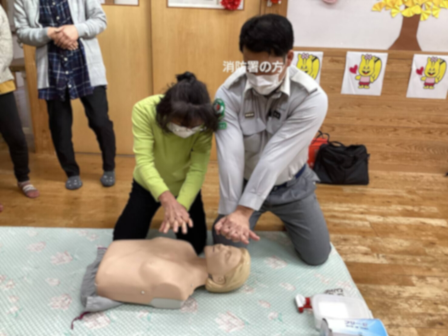 消防署の方に心臓マッサージの方法を指導してもらっているところ