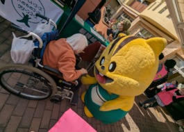 元気くんと触れ合う利用者さん