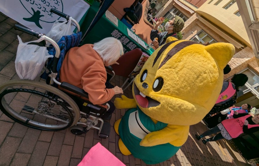 元気くんと触れ合う利用者さん