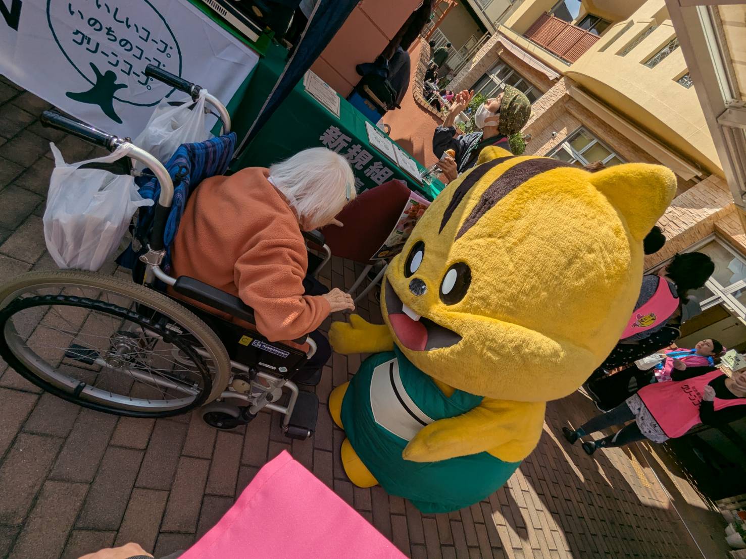 元気くんと触れ合う利用者さん