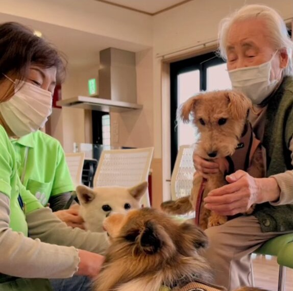 ご利用者と犬とワーカーが一緒にいる様子