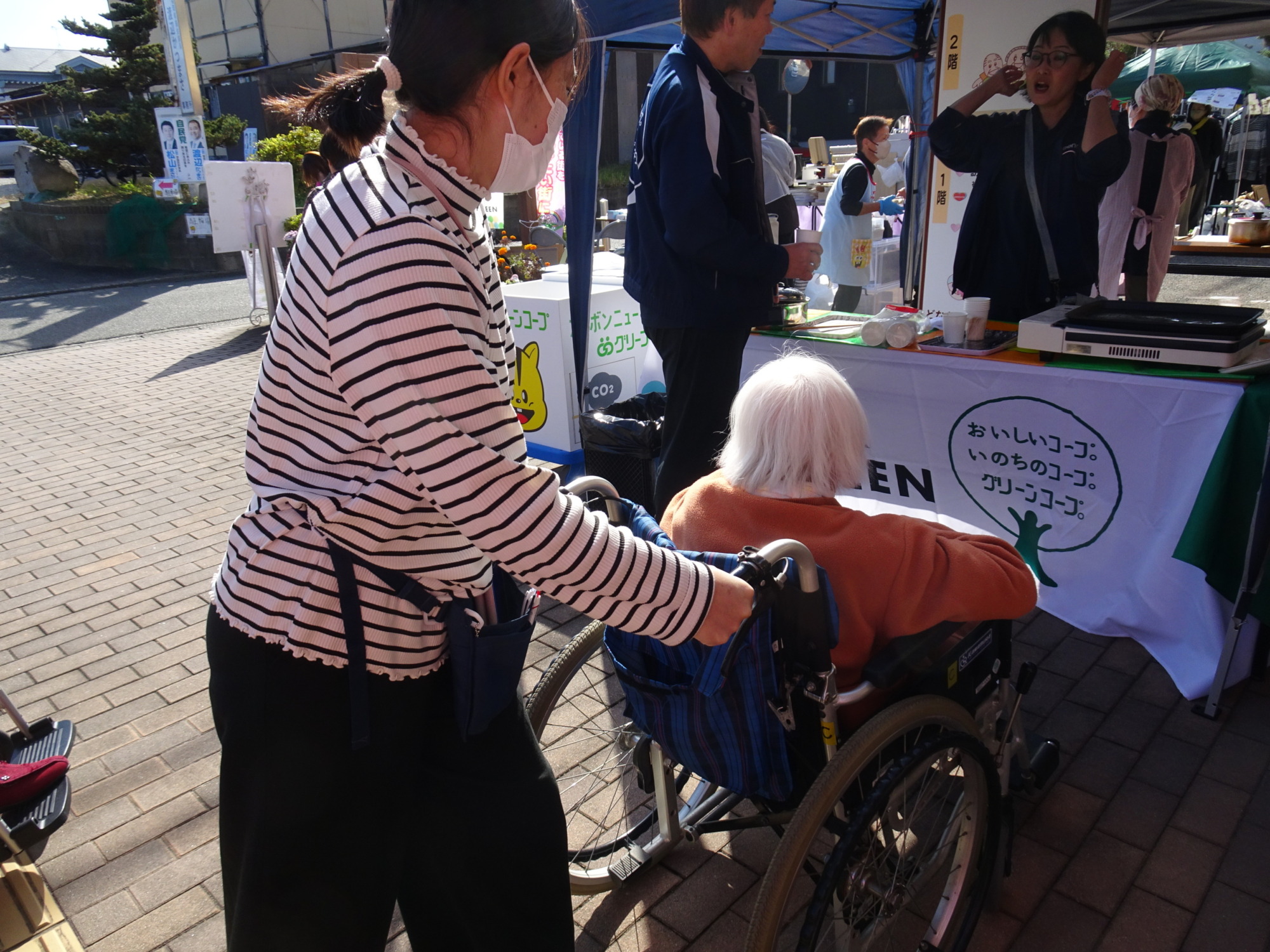 試食を待つ利用者さん
