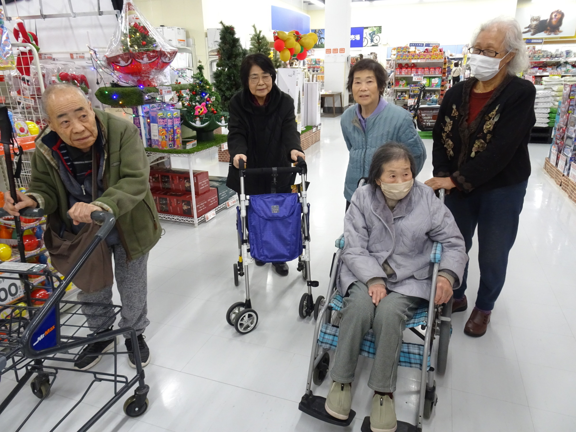 店内を散策する利用者さんたち