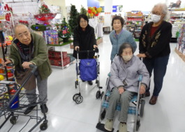 店内を散策する利用者さんたち