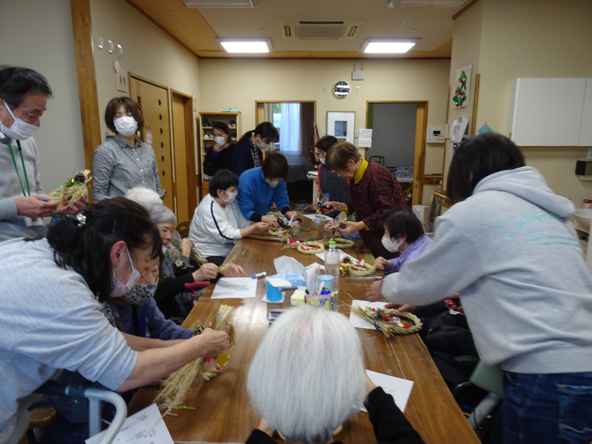 みんなでしめ縄を作っている様子