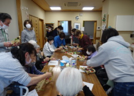 みんなでしめ縄を作っている様子