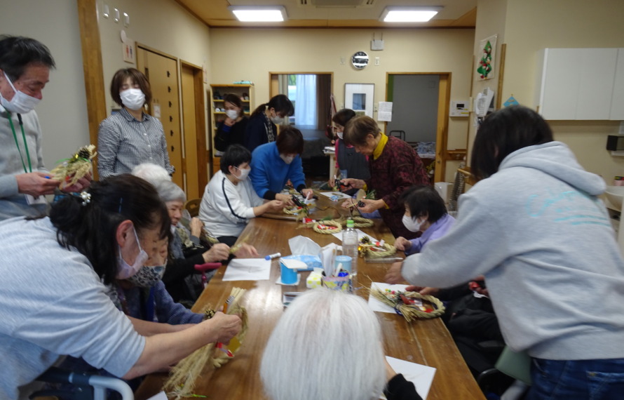 みんなでしめ縄を作っている様子