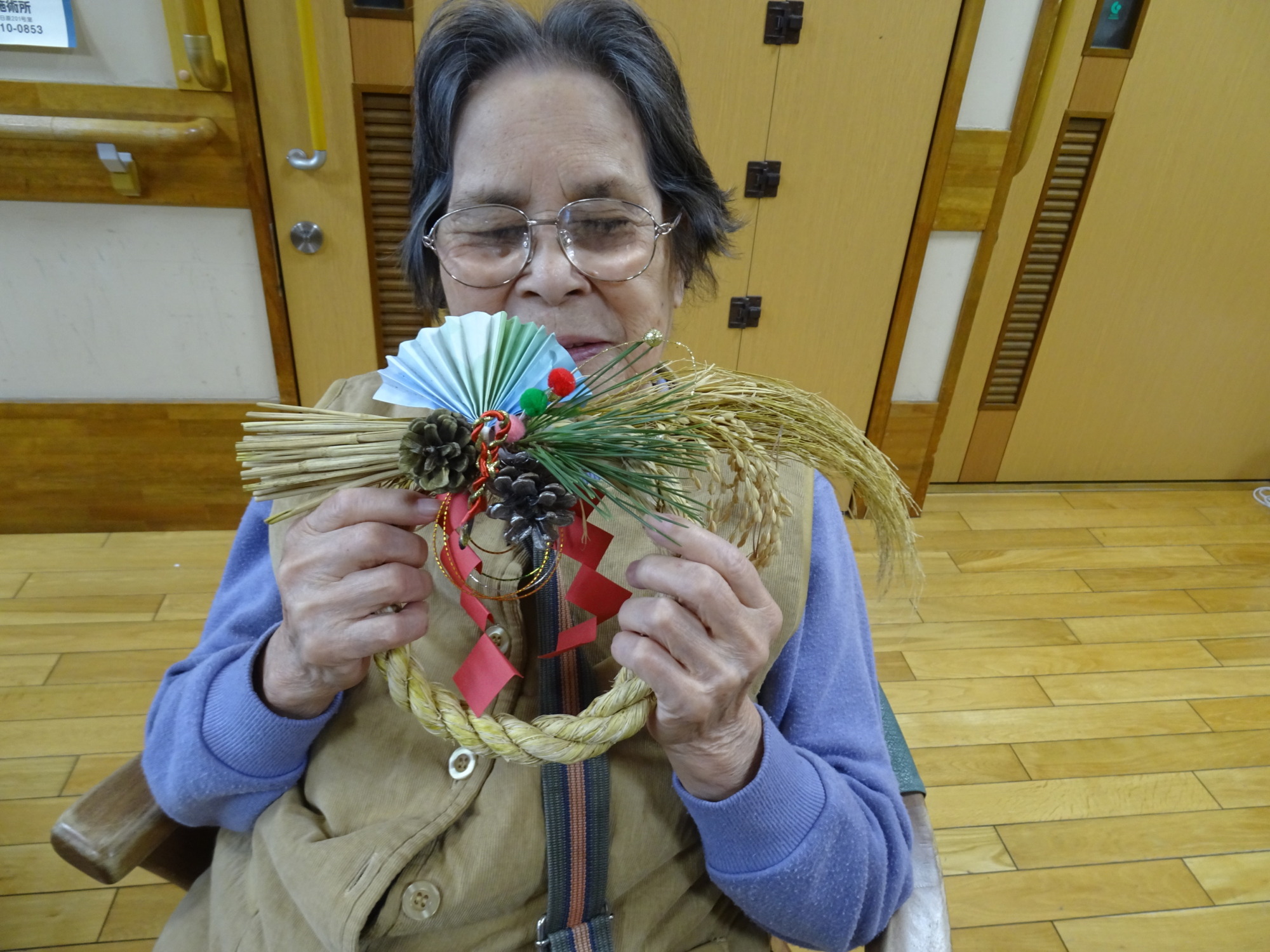 完成したしめ縄をもつ利用者さん