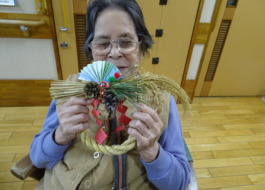 完成したしめ縄をもつ利用者さん