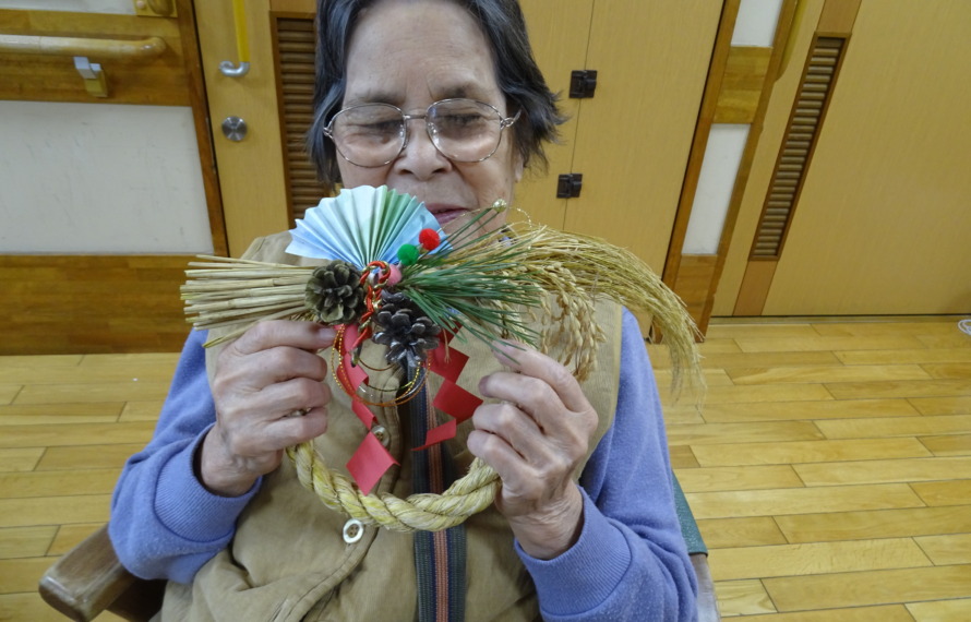 完成したしめ縄をもつ利用者さん