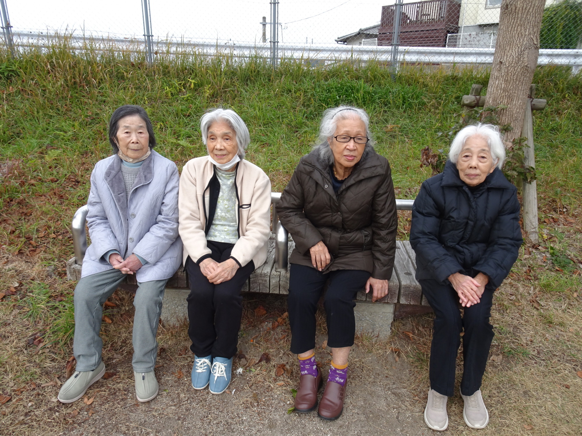 ドライブ先のベンチで座っている利用者さんたち