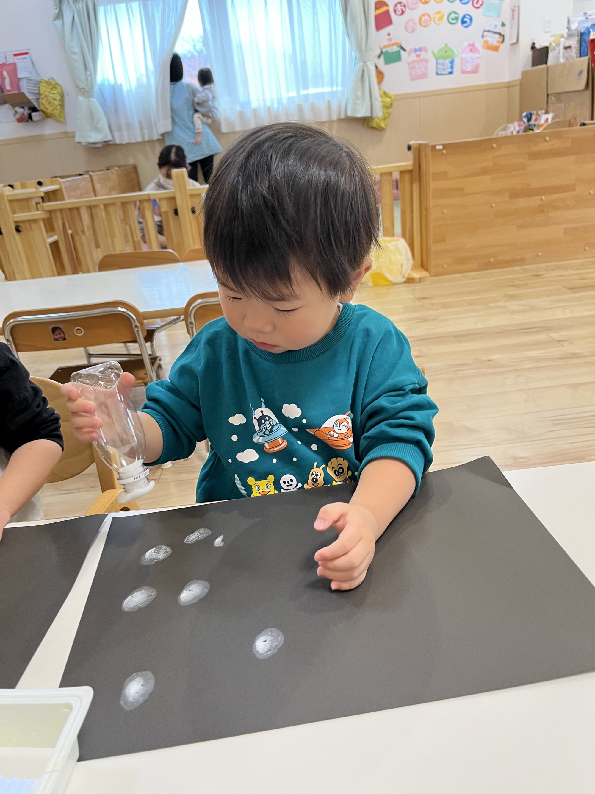 スタンプするこどもたち