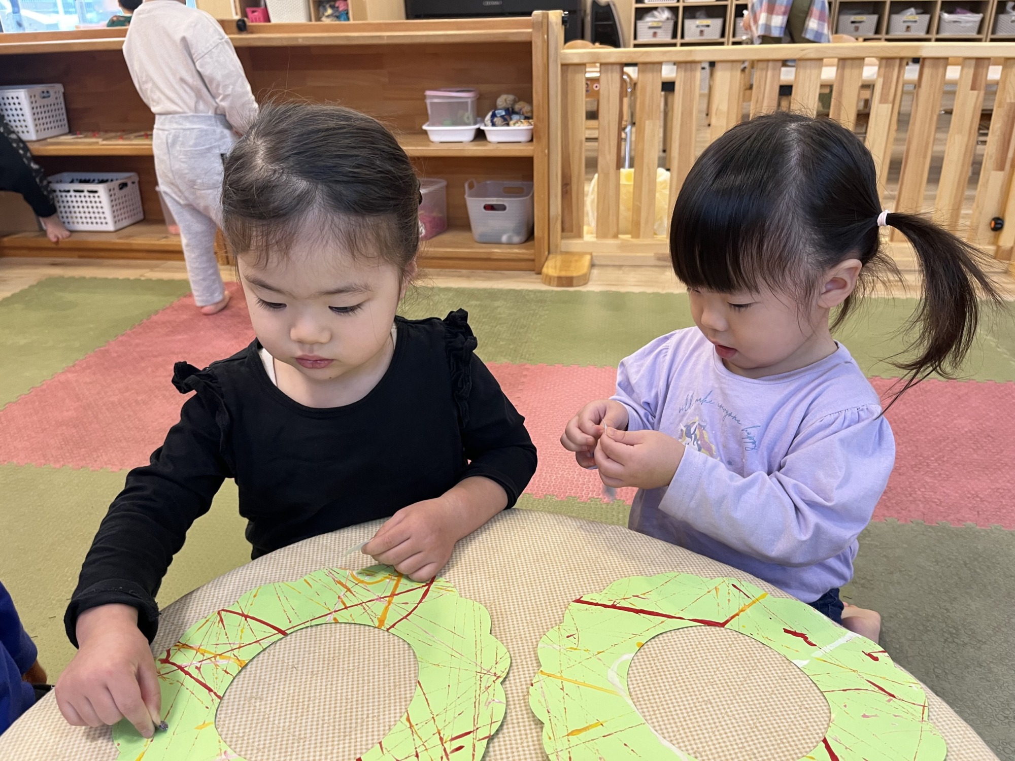 シール貼りをするこども