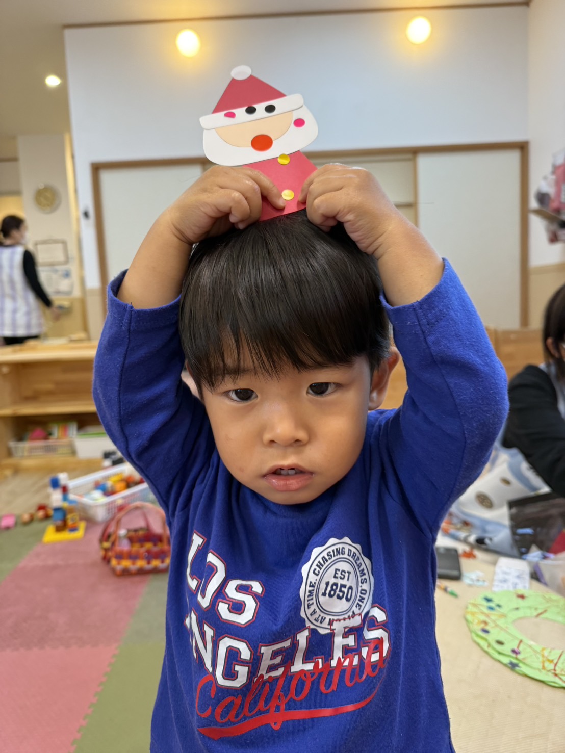 サンタを持つこども