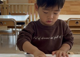 製作をするこども6枚