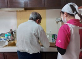 ヘルパーが見守りながら利用者さんが調理をしている